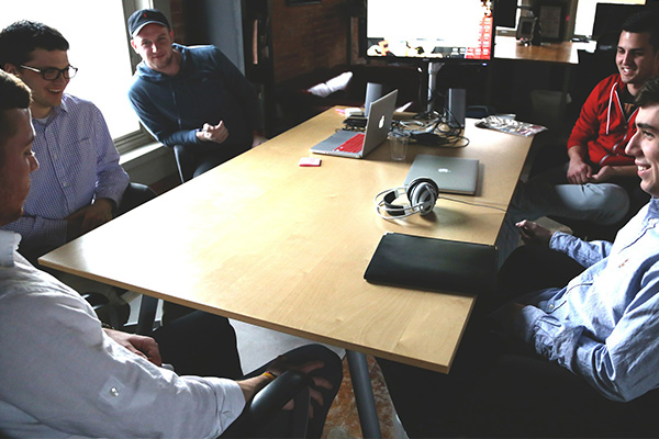Mitarbeiter Besprechung in einem  KMU Startup Unternehmen